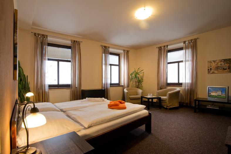 Hotel U Zlatého býka Písek Esterno foto