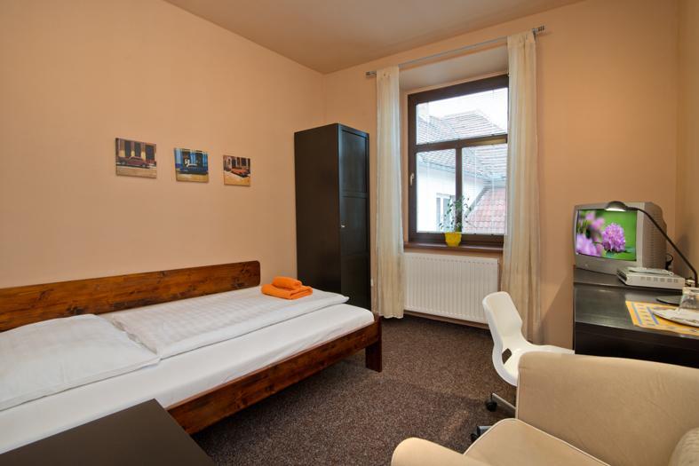 Hotel U Zlatého býka Písek Esterno foto