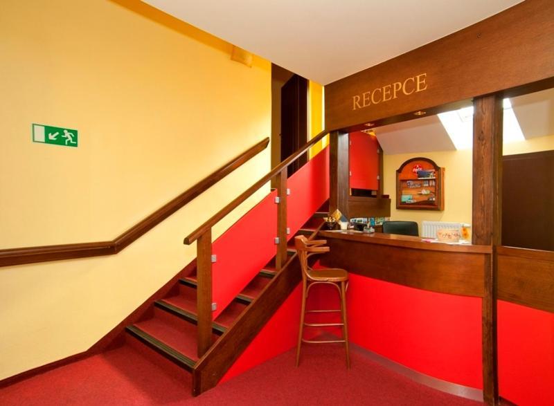Hotel U Zlatého býka Písek Esterno foto