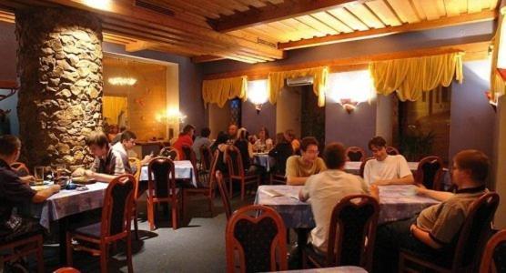 Hotel U Zlatého býka Písek Esterno foto