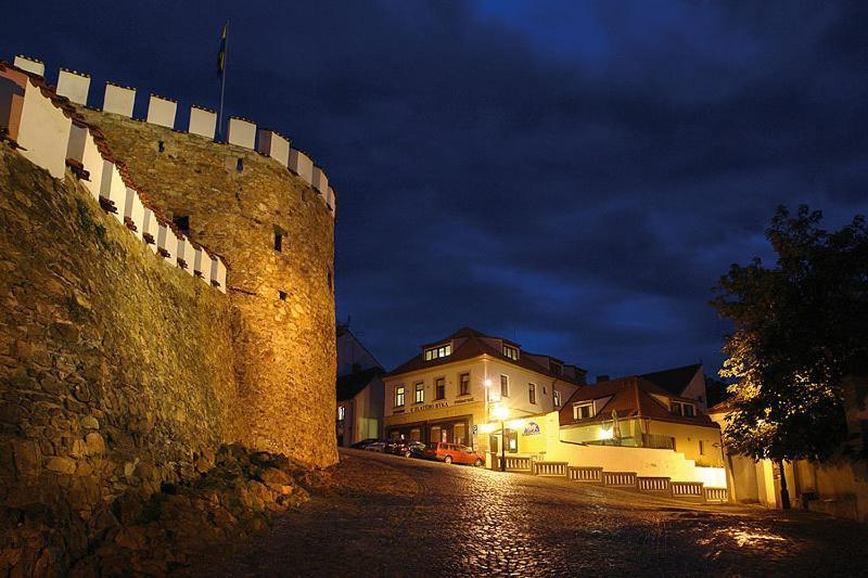 Hotel U Zlatého býka Písek Esterno foto