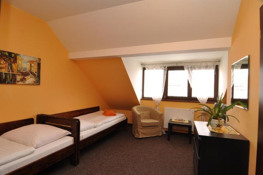 Hotel U Zlatého býka Písek Esterno foto