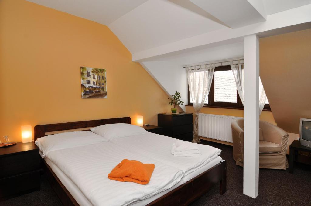 Hotel U Zlatého býka Písek Esterno foto