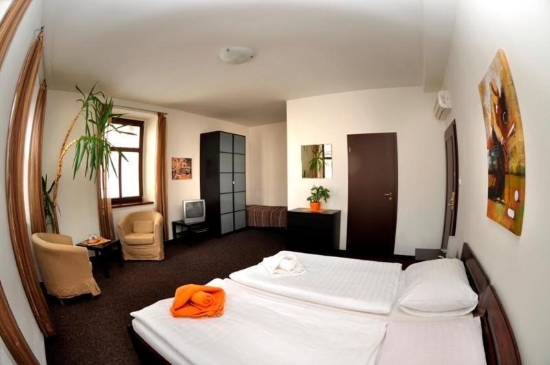 Hotel U Zlatého býka Písek Esterno foto
