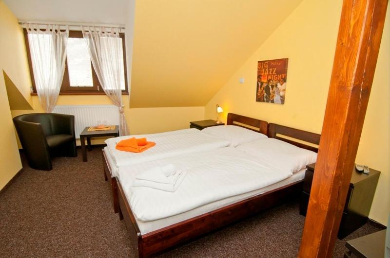 Hotel U Zlatého býka Písek Esterno foto