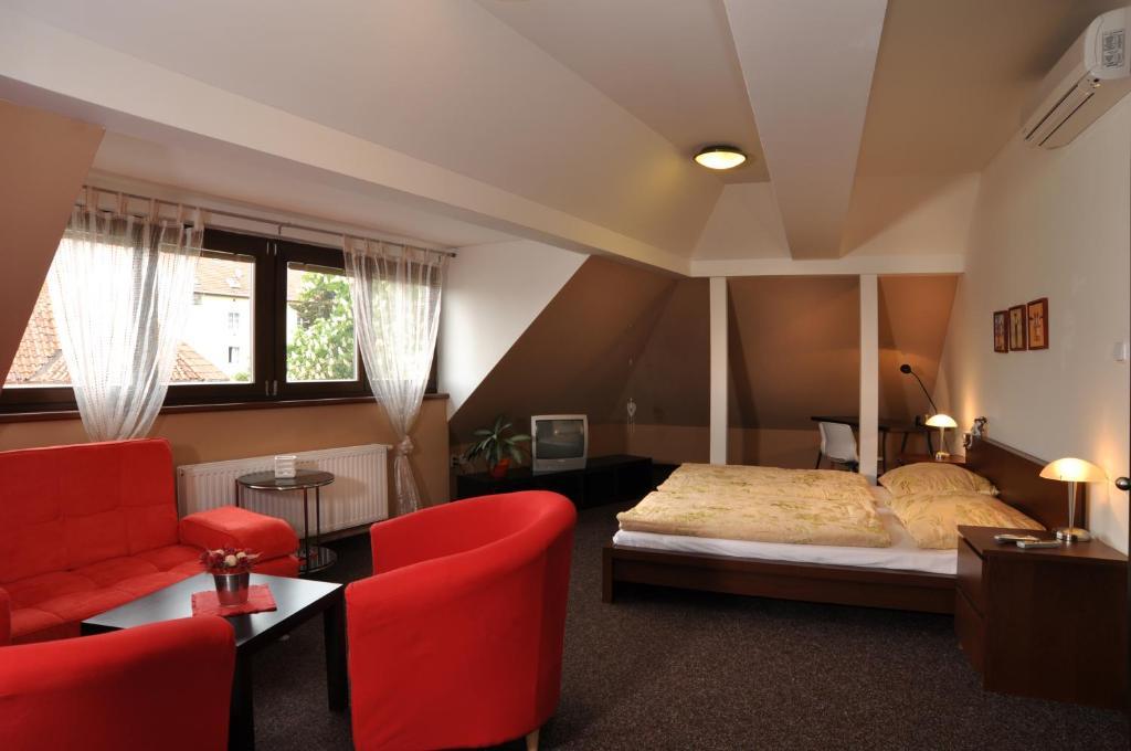 Hotel U Zlatého býka Písek Esterno foto